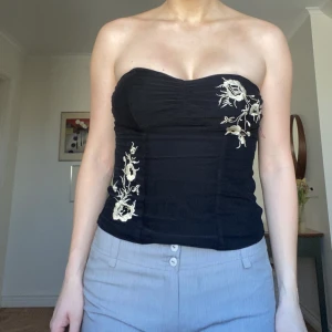 Korsett med blommor - Svart korsett med blommor. Passar en S/M. Ifrån Zara vintage.