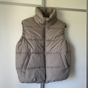 Beige väst  - Oanvänd. Storlek XS något Oversized. Passar S/M