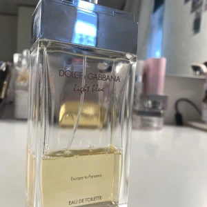 Dolce & Gabbana parfym - ”Light blue” denna parfymen luktar så gott men jag har för många parfymer så jag väljer att sälja denna. Den är andvänd jätte mycket men två sprut håller hela dagen. Korken har jag docka tappat bort