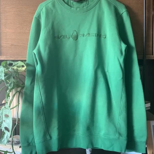 Grön Sail Racing-tröja - Skön sweatshirt i 78% bomull och 22% polyester. Märke Sail Racing. Storlek L. Fint skick men används inte längre.