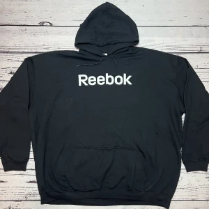 Reebok Hoodie Svart(5XL) - Märke: Reebok Typ: Hoodie Färg: Svart Kroppstyp: Unisex Skick: Ny   Sparande av miljö  30x  lägre utsläpp jämfört med ny vara Sparat vatten ca 3950 liter Sparat CO2 ca 6.8 kg