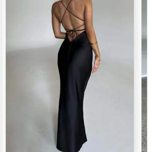 Säljer denna svarta super fina balklänning med öppen rygg! Aldrig använd och endast testad! Säljer pga att den inte kommit till användning. Normal i storlek!  Köparen står för frakt! 