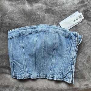 Zara topp - Zara topp i jeansmaterial. Helt oanvänd med lappar kvar🤍 strl S, lite liten i strl
