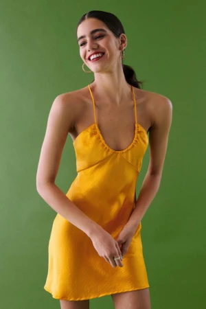 Sommarklänning  - Gul sommarklänning ifrån Gina Tricot, aldrig använd. Nypris 399kr. Storlek XS men passar som en S