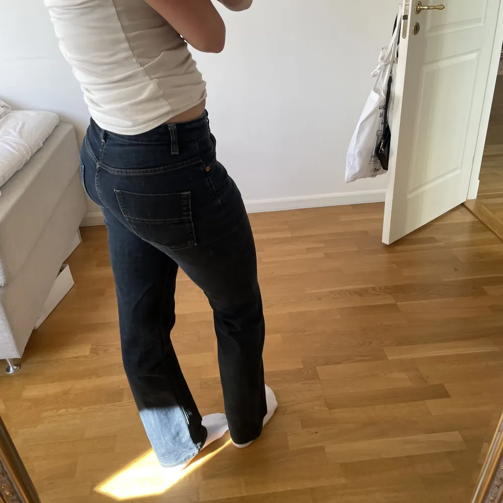 Midrise jeans från Filippa K. De har något typ av blekt streck på framsidan av båda benen som syns på sista bilden. Strl 29/32 och passar mig som är 170💞. Jeans & Byxor.