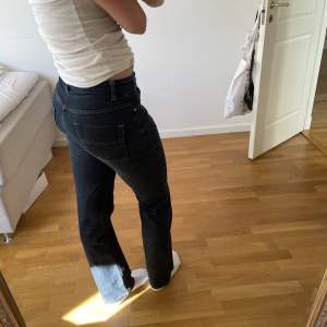 Midrise jeans från Filippa K. De har något typ av blekt streck på framsidan av båda benen som syns på sista bilden. Strl 29/32 och passar mig som är 170💞