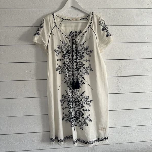 Klänning  - Vit oddmollyklänning med blåa detaljer, perfekta för sommaren. Storlek L men passar även M