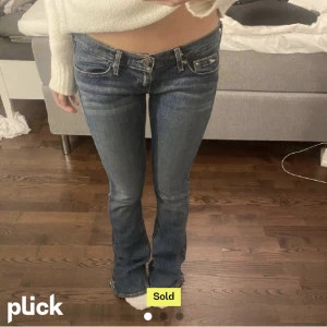 Lågmidjade jeans  - Säljer jättesnygga lågmidjade jeans då dem tyvärr var lite för stora i midjan på mig. Bilderna är lånade men skriv om ni undrar nåt👌🏼