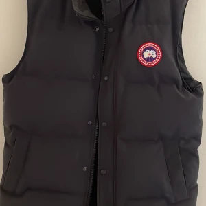 Canada goose väst äkta till salu strl L  - Jag vill sälja min goose väst för att den är för stor för mig och så klart så kommer kvitto med också. 