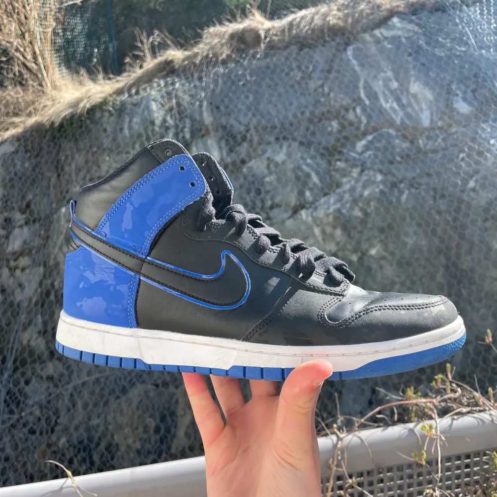 Snygga Nike dunks High som passar till det mesta, skorna är i nyskick och det finns nästan inga tecken på användning. Nypris 1600, mitt pris 999. Låda följer med och pris kan såklart diskuteras. Kan mötas upp i Stockholm om det behövs . Skor.