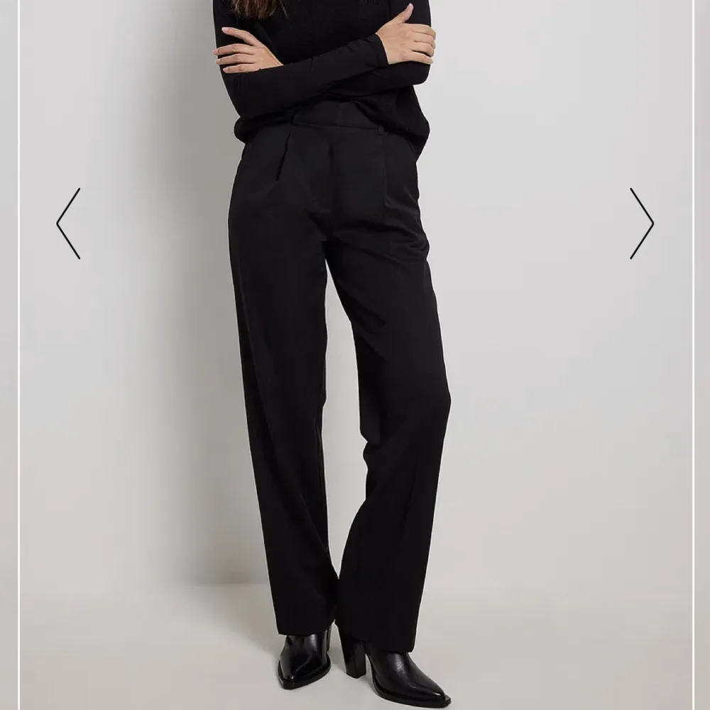 Mid waisted svarta kostym byxor från Nakd stl 34/xs. Aldrig använda. Original pris 300kr . Jeans & Byxor.