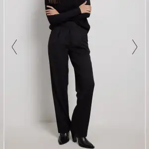 Mid waisted svarta kostym byxor från Nakd stl 34/xs. Aldrig använda. Original pris 300kr 