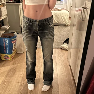 Jeans - Snygga lågmidjade/ midwaisted jeans. Köpta secondhand men kommer tyvärr inte till användning längre. Två knappar är tyvärr borta men det är inget som syns, man kan ju såklart sätta dit två nya. (Därav priset)