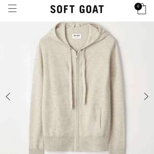 Säljer min fina zip hoodie då den inte kommer till andvändning, inga defekter eller fel🐣