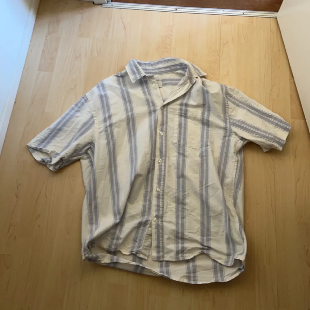 säljar nu min oversize skjorta då den är för liten, använd fåtal gånger skick 9/10 storlek M kan mötas upp eller frakta vid mer frågor är de bara att fråga . Skjortor.