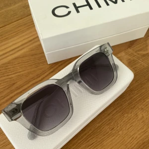 Chimi 04 - Trendiga Chimi solglasögon i modellen 04, i princip oanvända och i superbra skick. Säljer då jag inte tycker de passar mig så bra, box osv tillkommer💗