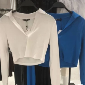 Zara tröja - Vit långärmad tröja med krage😍från zara och använd fåtal gånger💗stl S 