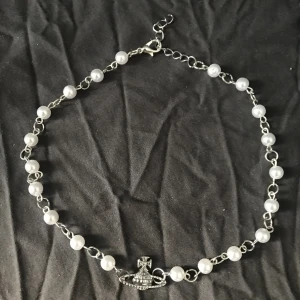 Halsband - Pärlhalsband med söt berlock. Tveka inte att meddela mig vid eventuella frågor och funderingar!☺️ Gratis om du köper tillsammans med något annat på min plick!