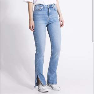 Jeans med slit från lager157✨ Dom är i storlek M/short, passar mig bra i längden är 163cm🌸Passar tyvärr inte och hann dra av alla lappar.. bara att be om bilder😇