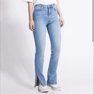 Jeans med slit - Jeans med slit från lager157✨ Dom är i storlek M/short, passar mig bra i längden är 163cm🌸Passar tyvärr inte och hann dra av alla lappar.. bara att be om bilder😇