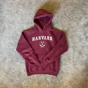 Vintage Harvard College Hoodie  Huvtröjan är boxy och lite mindre i storleken så den passar Xs/S.  Skicket framgår på bilderna, inga fläxkar.