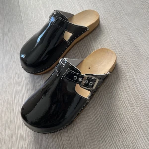 Träskor strl 38 - Så fina träskor i strl 38, jättebra skick! se bilder :) 