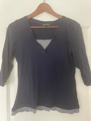 Marinblå Ralph Lauren tröja - Tunn, liten i storleken. Ett pyttelitet hål vid etiketten (se bild)