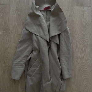 Kappa beige - Jacka i beiget fint tyg fem Boohoo 