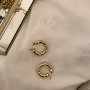 Örhängen guldiga hoops  - Supersnygga guld ringar!⭐️ Lite slitna men det syns inte när Man har på sig dem! Därför säljs dem också billigt