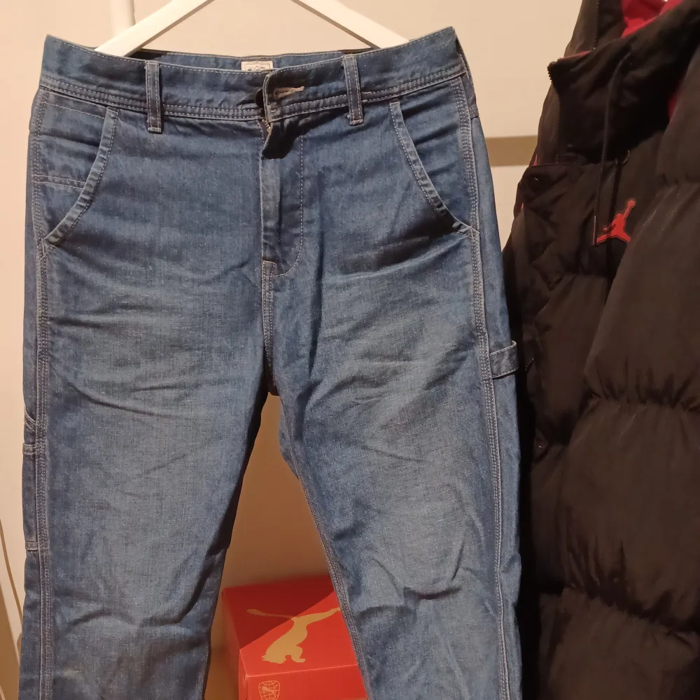 Feta Jeans från Lee. Med många koola fickor lite som på cargo byxor  använda ganska mycket men riktigt bra kvalitet så är i fint skick. Jeans & Byxor.