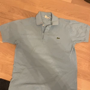 Lacoste Piké  - Fin Turkos färgad Piké av märker Lacoste.