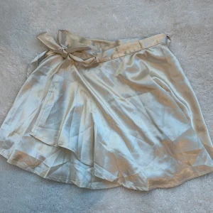 Beige kjol - Beige silkes kjol, passar stl xxs-m då den går att justera vid midjan ⭐️