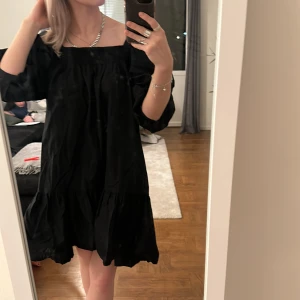 Klänning - Svart fluffig klänning från H&M. Säljer då den är för stor för mig och inte kommer till användning. 😇