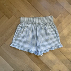 Rutiga sommarshorts  - Grön-rutigt mönster, stretchigt midja med elastiskt band. Använde fåtal gånger och i bra skick. 