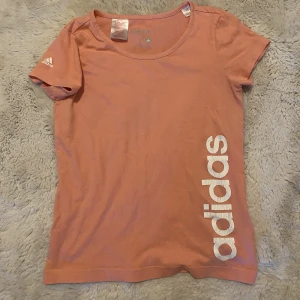 Adidas tröja  - Adidas tröja säljer då jag vill rensa garderoben pris kan diskuteras 