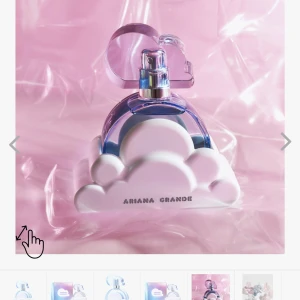 Ariana Grande Cloud - Ariana grande parfym i doften ”cloud” 30ml   doften passade inte mig så jag väljer att sälja parfymen. Orginal förpackning medföljer inte då den är slängd men moln hållaren medföljer naturligtvis! (Köparen står för frakten) 30ml förpackning