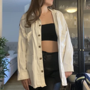 Overshirt Gina Tricot - Så snygg overshirt från Gina! Skulle säga att det är som ett tunt  jeansmaterial 🥰 Storlek XS/S, men passar mig bra som har M i vanliga fall. 