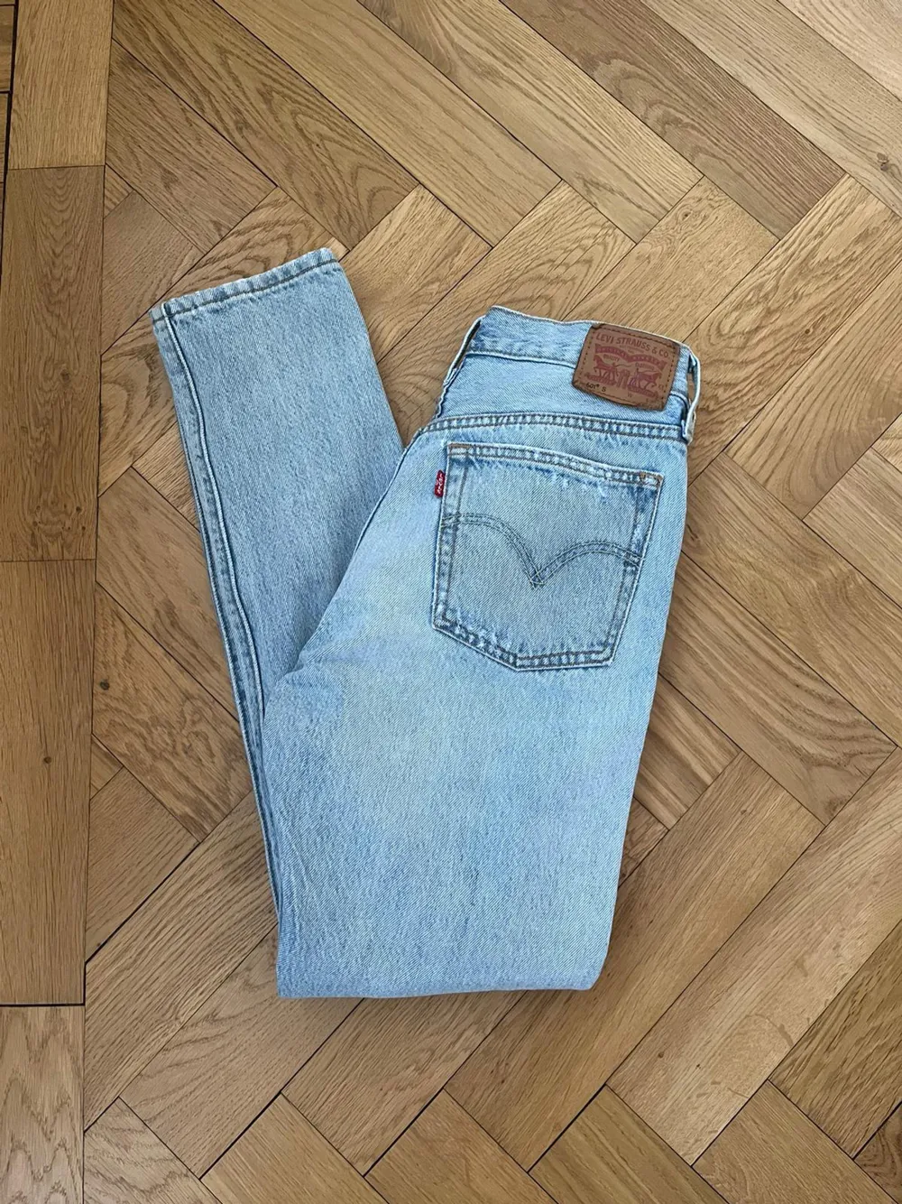 Ljus blåa Levi’s jeans. Bra skick. Strl: W26, L30. Pris: 450kr. Jeans & Byxor.