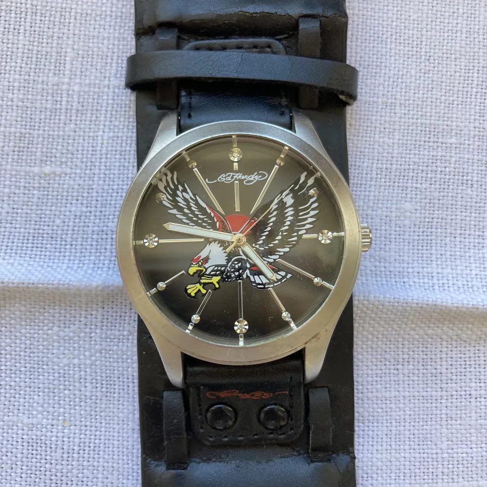 Stor klocka, Ed Hardy. Tecken på slitage, (Viktigt att veta: jag har inte testat att byta batteri).. Asusteet.
