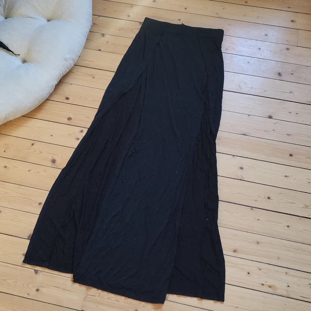 High split cut skirt from shein. Condition good. Material super soft. Kjolar.