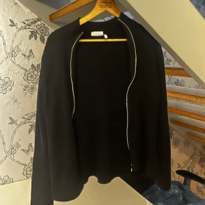 Zip tröja Weekday - En zip-tröja, köpt från Weekday. I färgen svart. Storlek Small. Passar både tjej & kille. Fint skick, säljes pågrund av att den blivit för liten. (Stickat)