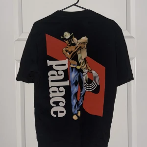Palace Saves t shirt - Märke: PALACE Modells Saves t-shirt Storlek: M fits like S Cond: 9/10  Använd 1 gång, kvitto finns, köpt från deras egna sida vid drop