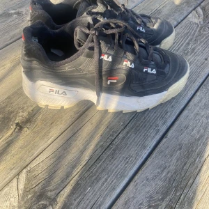 Fila skor  - Säljer nu mina fina fila duruptor II dam (mocka) storlek 40. Dom är använda och har lite defekter på insidan av hälen men är inget som syns elle känns när dom är på. Dom kommer från zalando och där är originalpris 1199. Jag säljer dom för 300