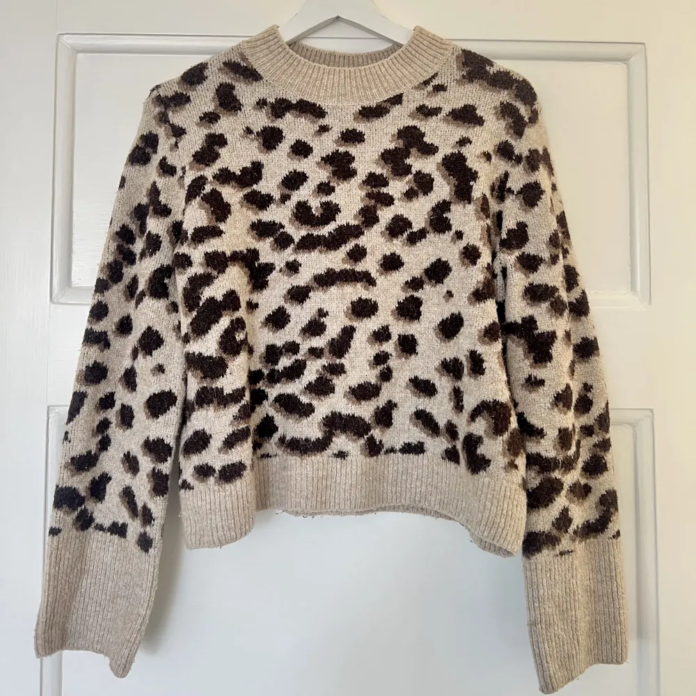 Jag säljer en stickad tröja från H&M i storlek XS. Neuleet.