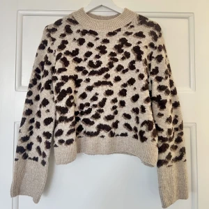 Stickad tröja - Jag säljer en stickad tröja från H&M i storlek XS