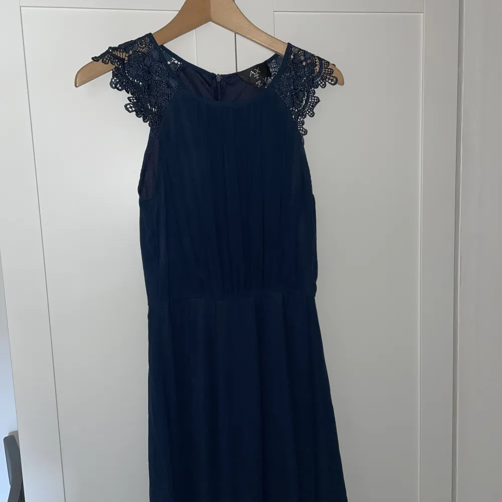 Marinblå klänning från Bubbleroom i storlek 10.  Klänningen har en dragkedja i ryggen och den är använd en gång och i fint skick. Jag är 1,74cm och klänningen når till fötterna.. Klänningar.