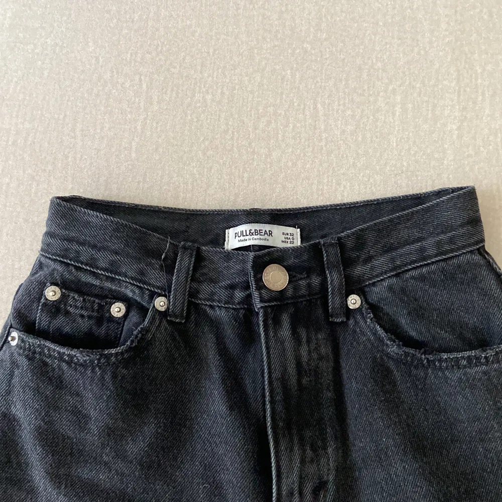 Supersnygga svarta jeans med vida ben, sitter som en smäck runt midja och rumpa men säljs pga ingen stretch och för tajta runt låren. . Jeans & Byxor.