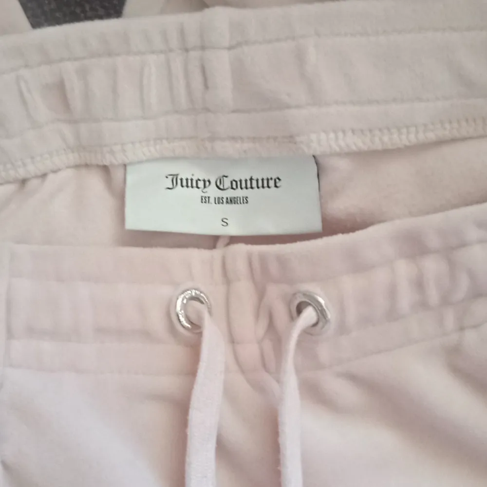 Säljer nu mina juicy Couture mjukis i färgen ljus rosa, har en svart fläck bak vid texten går bort med lite Vanish. Storlek S är i nästan ny skick endast använda 3-4 gånger. Kan postas eller mötas upp i Borås . Jeans & Byxor.