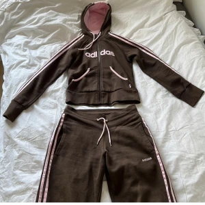 Vintage adidas set - Otroligt snyggt one of a kind mjukisset från adidas, köpt på Depop. Väldigt y2k och så snyggt! Har sprättat byxorna längst ned, jag är 179 men de är ändå lite korta tyvärr. Innerbenslängden är 84 cm och midjemåttet 70 cm men med mycket stretch💕😍