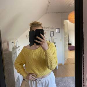 Super mysig gul stickad sweatshirt, offshoulder som man kan styla på flera olika sätt